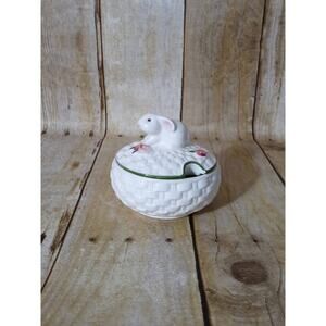 Vintage Bunny Dish Basket Weave w/Rabbit Lid & Flower Trim Avon (4b)